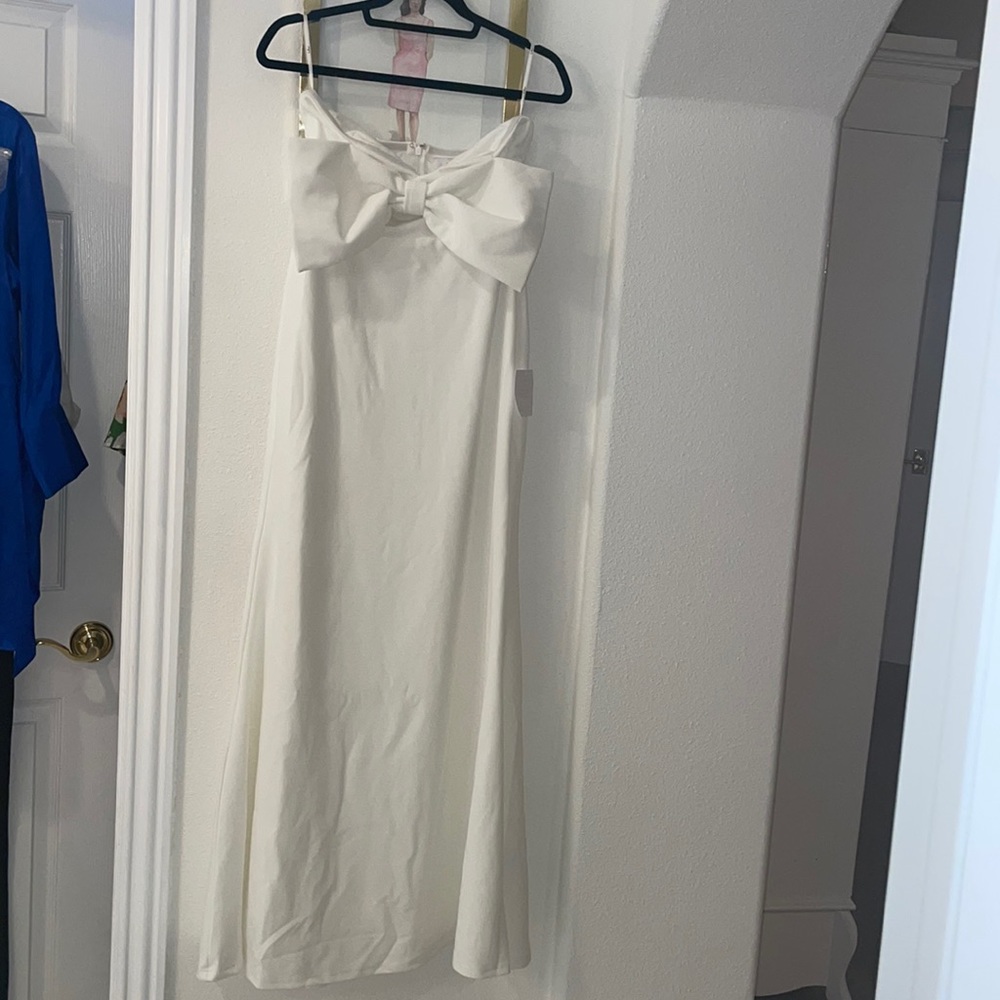 Lulus white Strapless gown